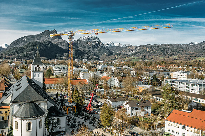 Une grue Liebherr 250 EC-B sur portique aide à rénover une église historique